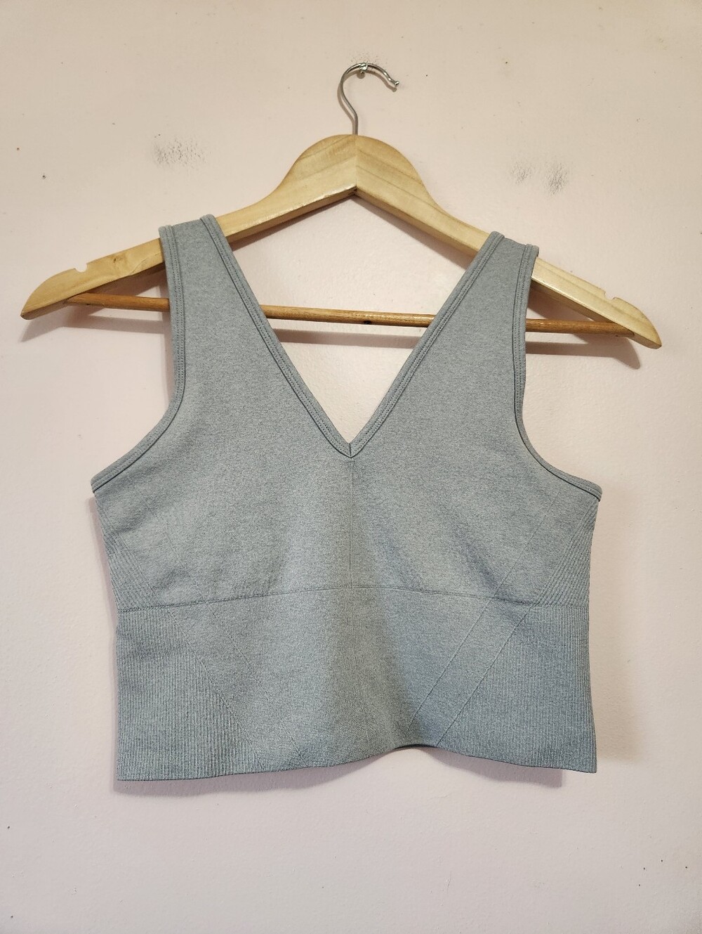 YPB Abercrombie & Fitch Seamless V-Neck Crop Top Grey Size M EUC Gym Yoga Sporty